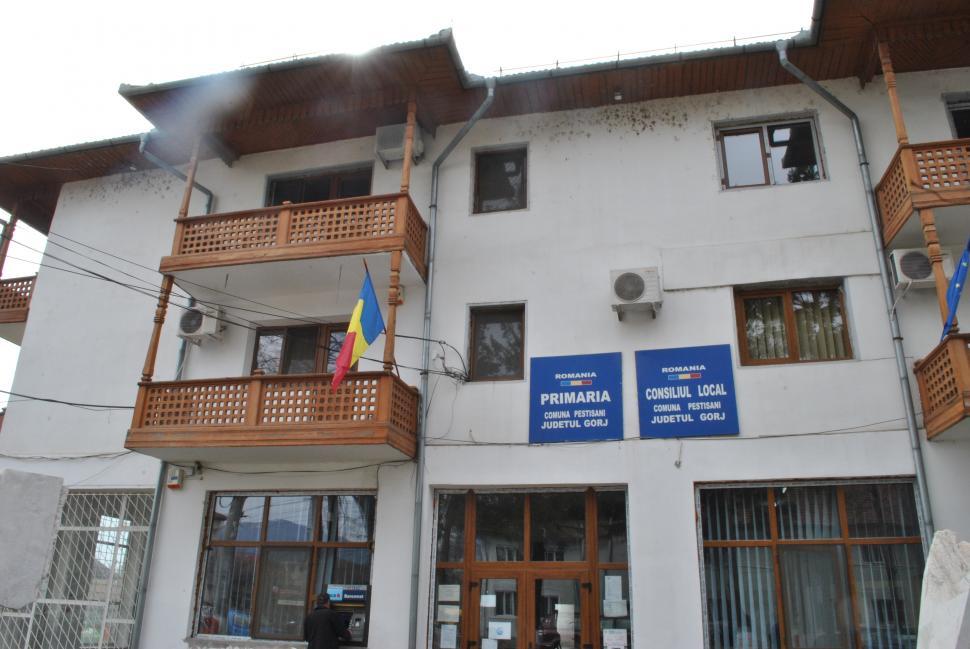 Și-a dat foc în fața Primăriei Peștișani