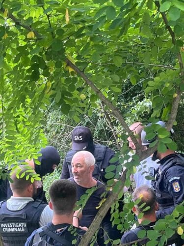 Stăncioi râde în fața polițiștilor