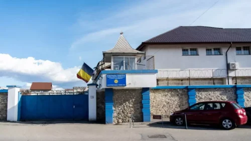 Bucătarul unui penitenciar din România a ajuns să păzească deținuții 