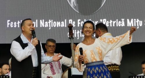 Regal folcloric, ieri, la Târgu Jiu, în amintirea artistului Petrică Mîțu Stoian Regal folcloric, ieri, la Târgu Jiu, în amintirea artistului Petrică Mîțu Stoian