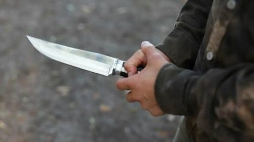 Bărbat ameninţat cu un cuţit, sub ochii trecătorilor Bărbat ameninţat cu un cuţit, sub ochii trecătorilor