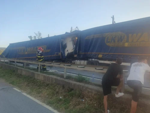 Două TIR-uri s-au izbit la intrare în Orşova Două TIR-uri s-au izbit la intrare în Orşova