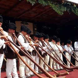Buciumașii din Spulber revin la București cu un recital la Grădina Botanică