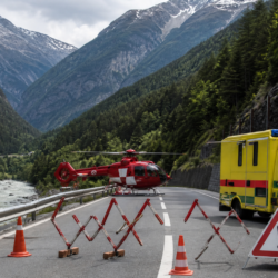Autocar de turiști răsturnat între Susch și Zernez: poliția anunță mai multe decese
