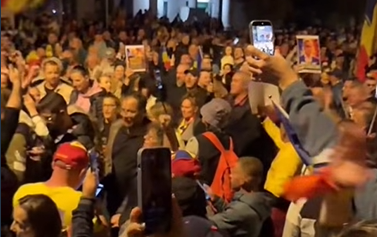 Aproximativ 1.000 de oameni, în stradă pentru Călin Georgescu. Protestul continuă în fața Arestului Central
