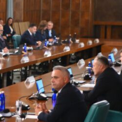 Premierul Luca Niculescu a convocat ședințe de urgență la Guvern. Două probleme majore, pe agenda Executivului